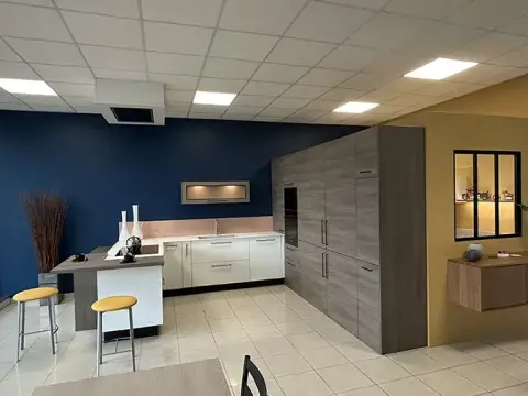 Showroom rénové par un peintre à Krautergersheim avec mise en valeur des cuisines