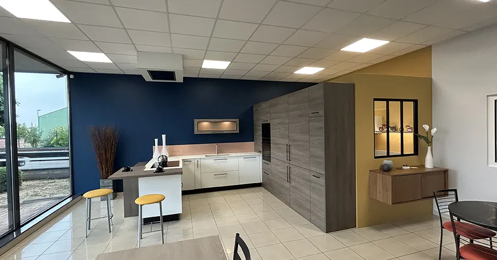 Showroom rénové par un peintre à Krautergersheim avec mise en valeur des cuisines